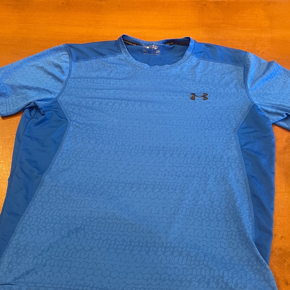 Men’s under armor blue light weight shirt